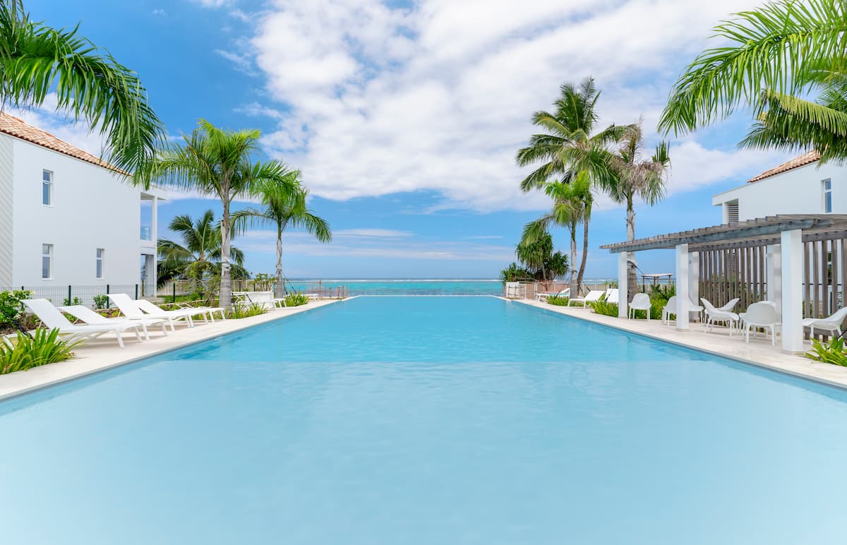 Piscine et bord de mer — Paradise Luxe White Plage, Paea